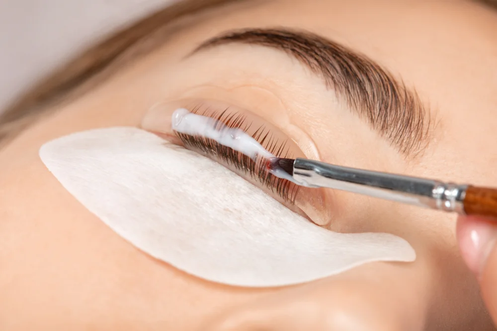 Wimpernlifting mit präziser Pflege der natürlichen Wimpern