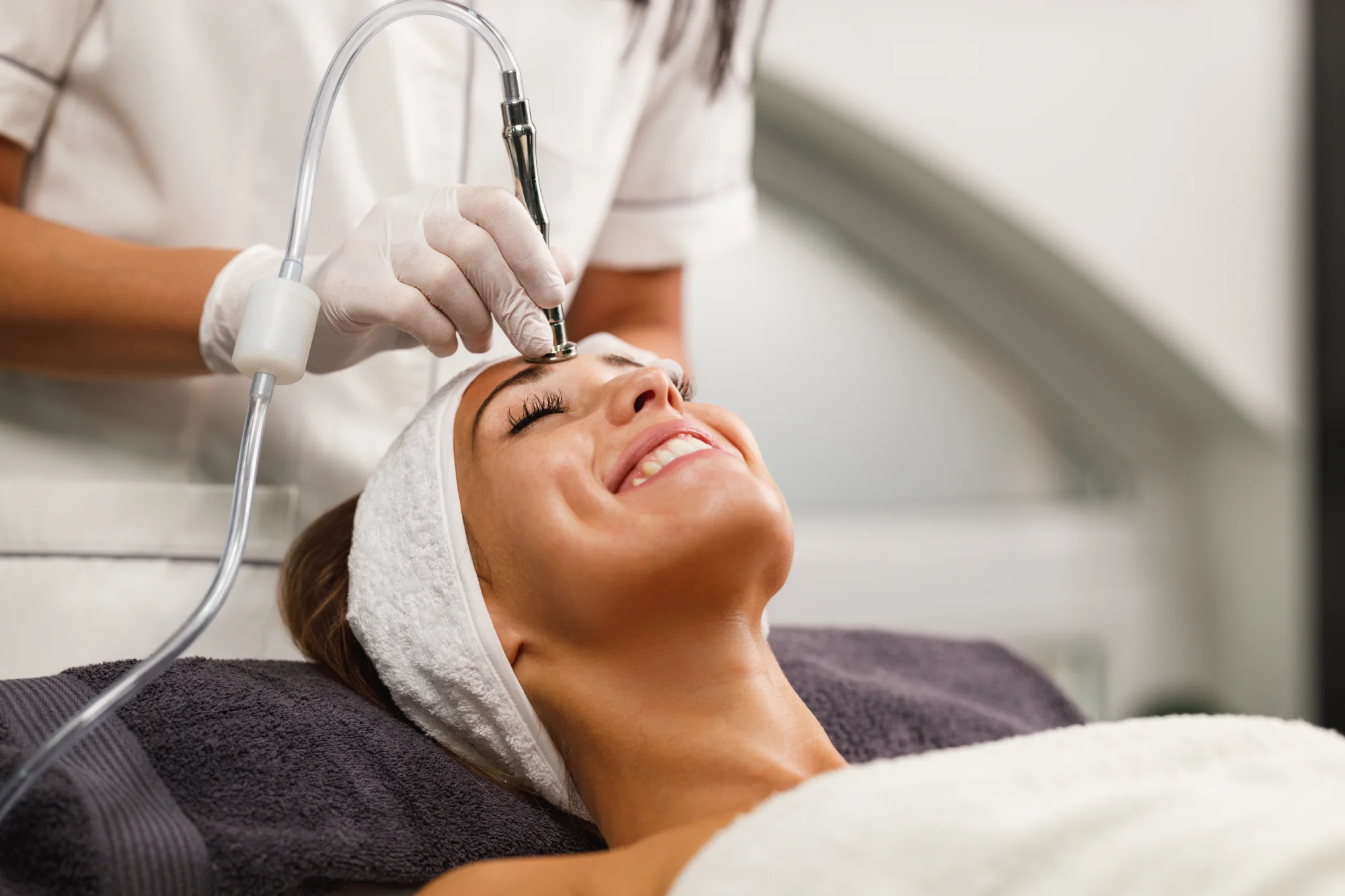 Gesichtsbehandlung mit einem Aquafacial-Handstück
